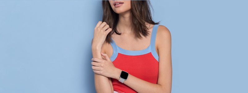 Fitbit lancia nuovi cinturini per il suo Versa: stile molto fashion e colori estivi (foto e video)