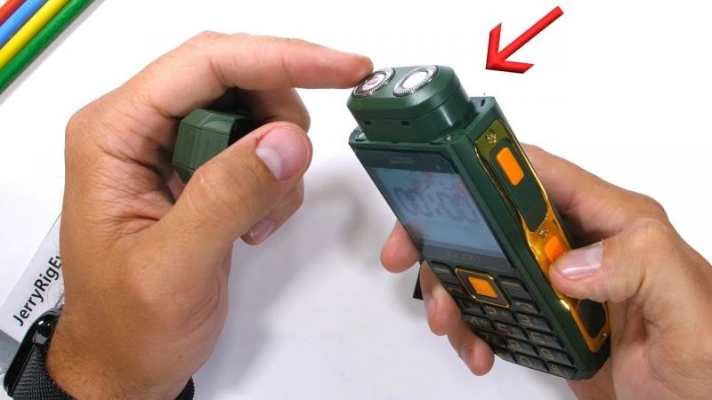 Questo rasoio è anche un telefono rugged (o viceversa): ma saprà superare un rude test di resistenza? (video)