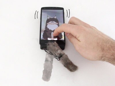 Qualcuno ha pensato a costruire un dito robotico per smartphone: cosa ci fareste? (foto)