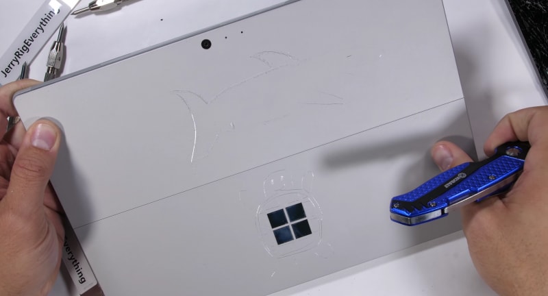 Microsoft Surface Pro 6 è solido, ma state molto attenti a graffi e crepe (video)