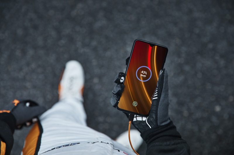 Volete dare un tocco più personale a OnePlus 6T? Ecco due piccole mod per farlo (foto)