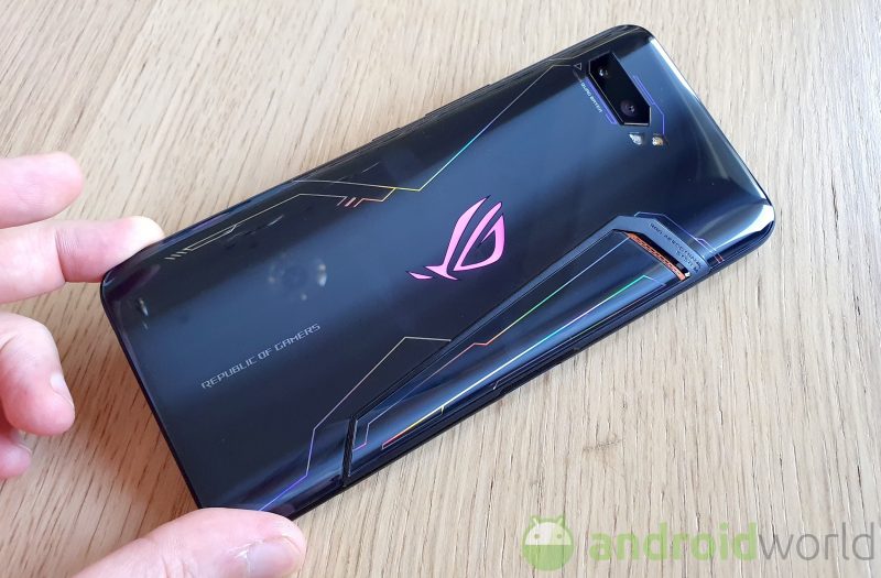ASUS ROG Phone II ufficiale: più potente di sempre e anche il più ricco di accessori (foto e video)