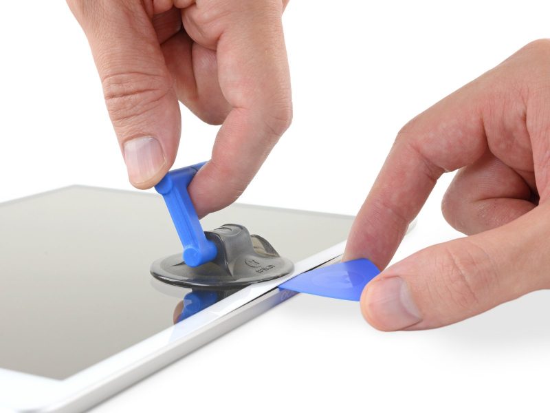iPad 7 smontato da iFixit: il display separato dal vetro è un pregio per le riparazioni fai da te, ma quanta colla!