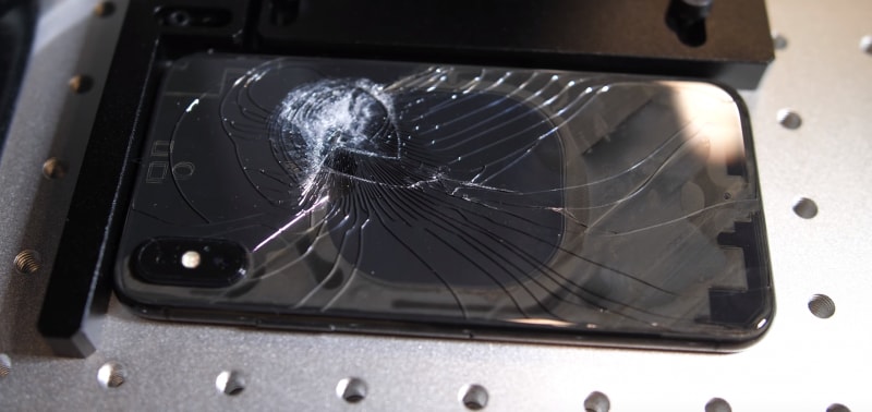 Sostituire il vetro posteriore del vostro iPhone è un problema? Tranquilli, basta il laser (video)