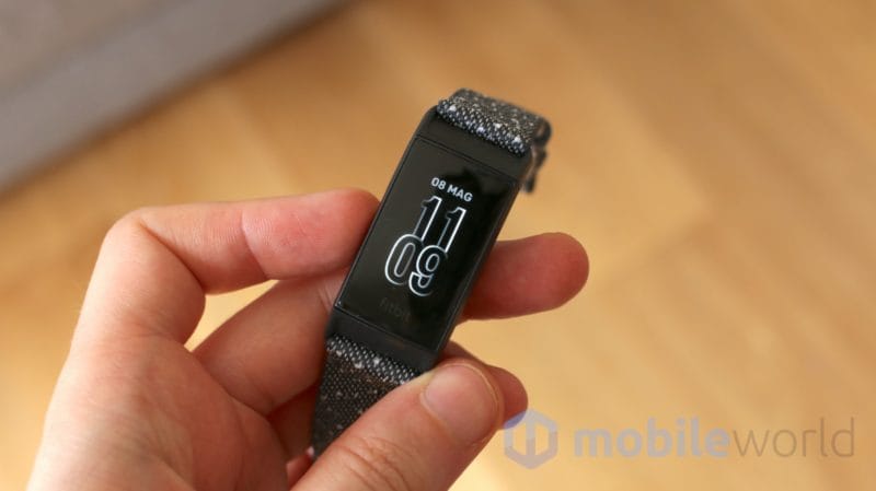 Fitbit Charge 4 si aggiorna: arriva il GPS Dinamico e la sveglia intelligente
