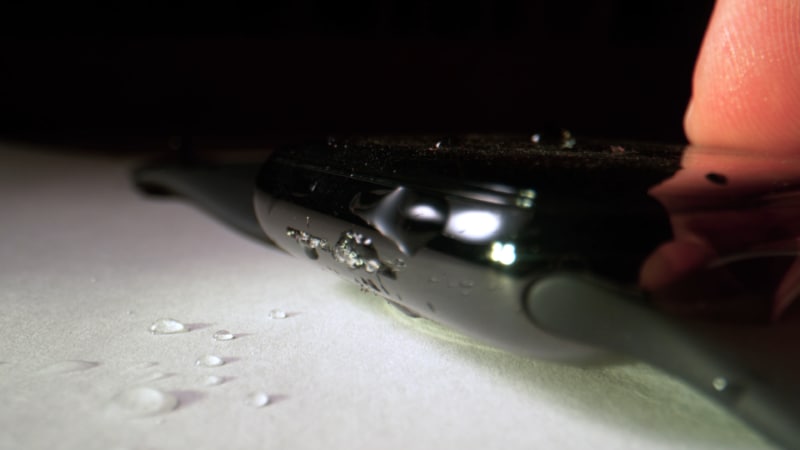 Guardate un Apple Watch espellere l&#039;acqua in slow motion