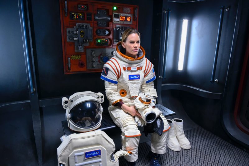 Hilary Swank guida l&#039;umanità su Marte in Away, nuova serie Netflix (video)