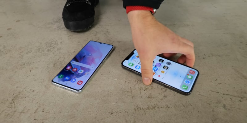 Samsung S21 Ultra o iPhone 12 Pro Max: chi vincerà il drop test dal valore di 3000 euro? (video)
