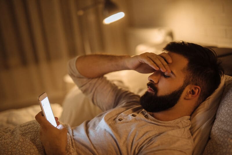 Lo smartphone è fra le principali cause dei disturbi del sonno in Italia